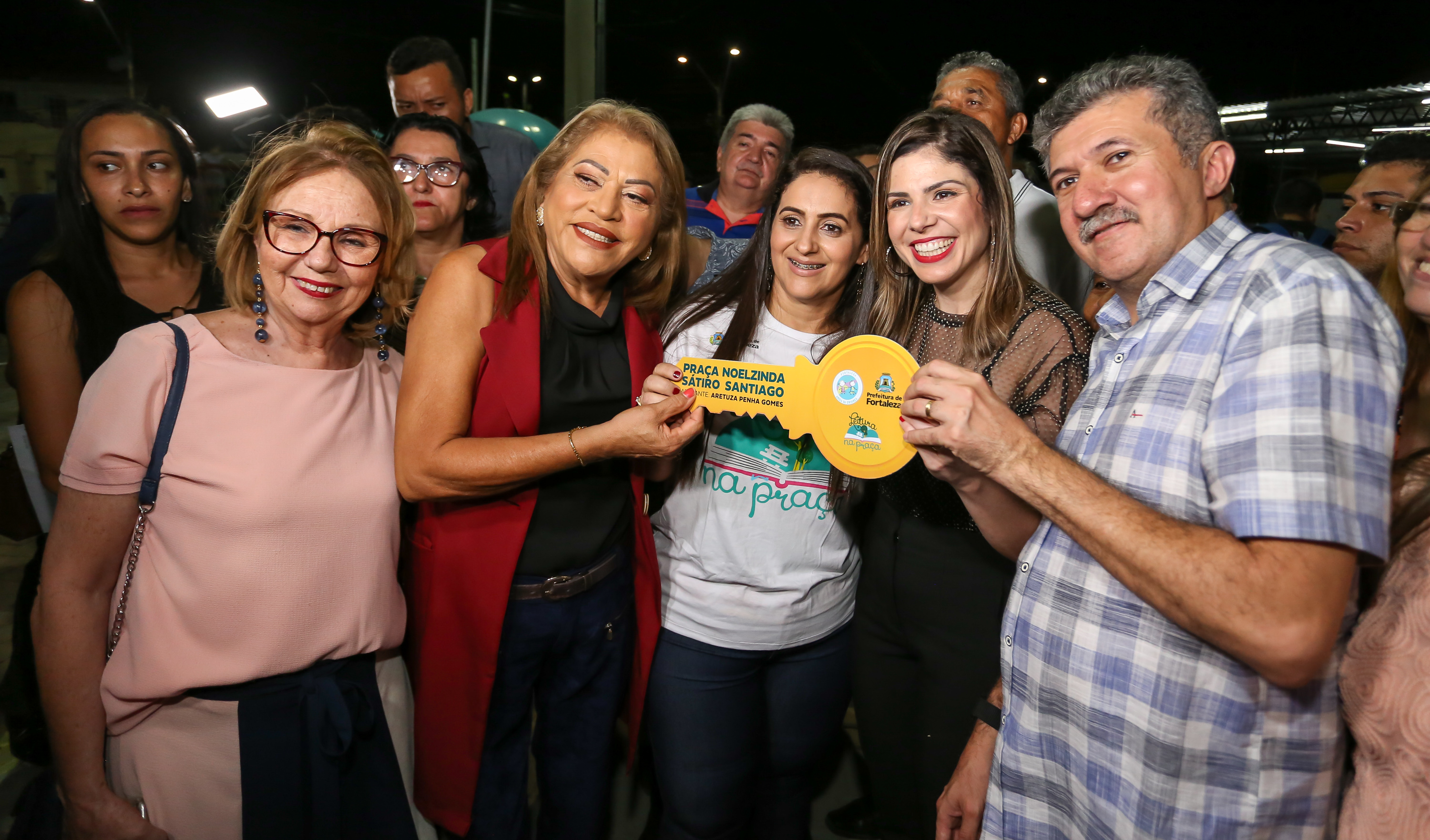 pessoas posando para a foto